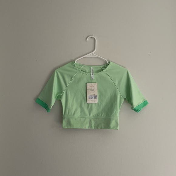 Fabletics Green Women's Crop Top with Colorblock Sleeves. Size Small. - Picture 3 of 7